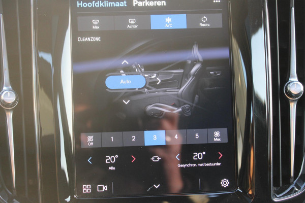 Volvo XC60 T6 Plug-in hybrid 350PK AWD Plus Dark Lederen bekleding / Cruise Control / Panoramisch schuif-kanteldak / Google infotainment incl navigatie / Elektrisch bedienbare voorstoelen met geheugen