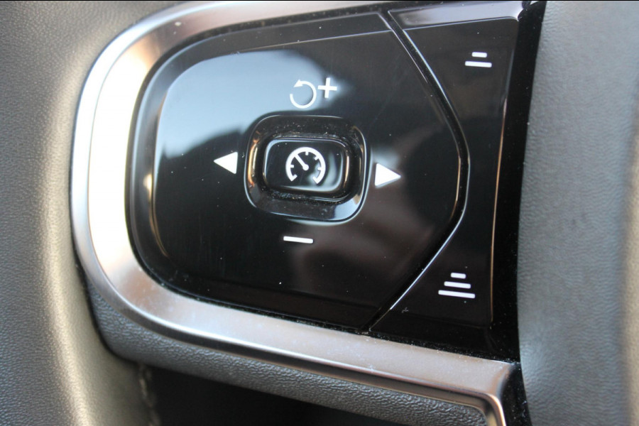 Volvo XC60 T6 Plug-in hybrid 350PK AWD Plus Dark Lederen bekleding / Cruise Control / Panoramisch schuif-kanteldak / Google infotainment incl navigatie / Elektrisch bedienbare voorstoelen met geheugen