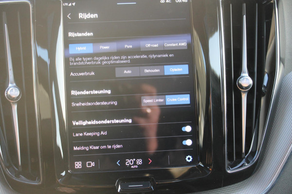 Volvo XC60 T6 Plug-in hybrid 350PK AWD Plus Dark Lederen bekleding / Cruise Control / Panoramisch schuif-kanteldak / Google infotainment incl navigatie / Elektrisch bedienbare voorstoelen met geheugen