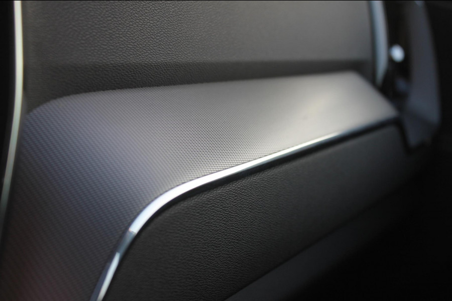 Volvo XC60 T6 Plug-in hybrid 350PK AWD Plus Dark Lederen bekleding / Cruise Control / Panoramisch schuif-kanteldak / Google infotainment incl navigatie / Elektrisch bedienbare voorstoelen met geheugen