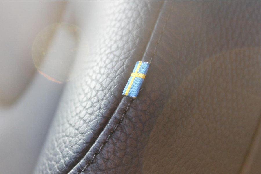 Volvo XC60 T6 Plug-in hybrid 350PK AWD Plus Dark Lederen bekleding / Cruise Control / Panoramisch schuif-kanteldak / Google infotainment incl navigatie / Elektrisch bedienbare voorstoelen met geheugen