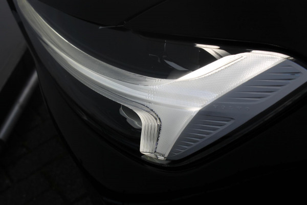 Volvo XC60 T6 Plug-in hybrid 350PK AWD Plus Dark Lederen bekleding / Cruise Control / Panoramisch schuif-kanteldak / Google infotainment incl navigatie / Elektrisch bedienbare voorstoelen met geheugen