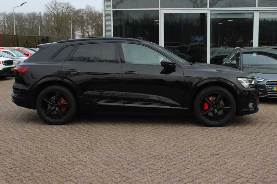 Audi e-tron e-tron 50 quattro Launch edition Black 71 kWh S-line / SoH 92.1% / Trekhaak / Panoramadak / 20'' / Luchtvering / ACC / Navigatie / Stoelverwarming
