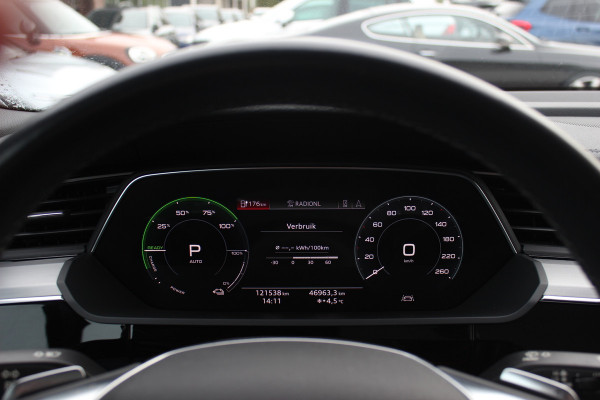 Audi e-tron e-tron 50 quattro Launch edition Black 71 kWh S-line / SoH 92.1% / Trekhaak / Panoramadak / 20'' / Luchtvering / ACC / Navigatie / Stoelverwarming