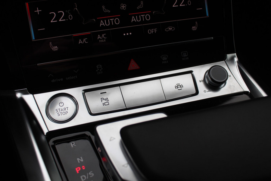 Audi e-tron e-tron 50 quattro Launch edition Black 71 kWh S-line / SoH 92.1% / Trekhaak / Panoramadak / 20'' / Luchtvering / ACC / Navigatie / Stoelverwarming