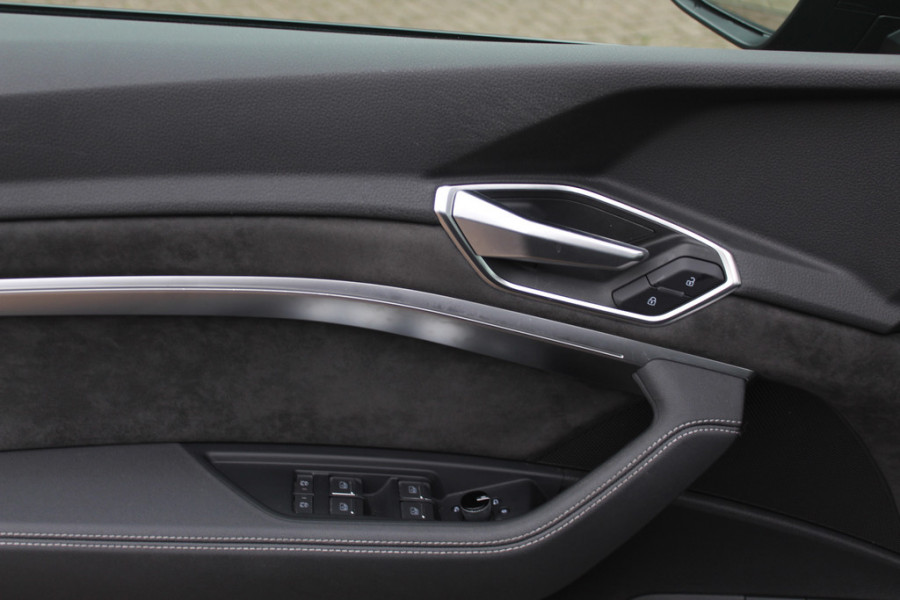 Audi e-tron e-tron 50 quattro Launch edition Black 71 kWh S-line / SoH 92.1% / Trekhaak / Panoramadak / 20'' / Luchtvering / ACC / Navigatie / Stoelverwarming