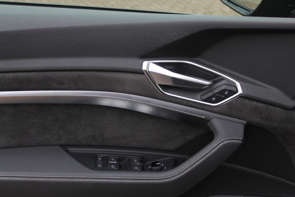 Audi e-tron e-tron 50 quattro Launch edition Black 71 kWh S-line / SoH 92.1% / Trekhaak / Panoramadak / 20'' / Luchtvering / ACC / Navigatie / Stoelverwarming