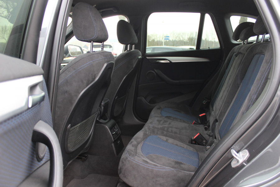 BMW X1 sDrive18i Executive Ed. M Sport / Trekhaak / Camera / Head-up / Alcantara / Navigatie / Sportstoelen / Getint glas / Cruise Control