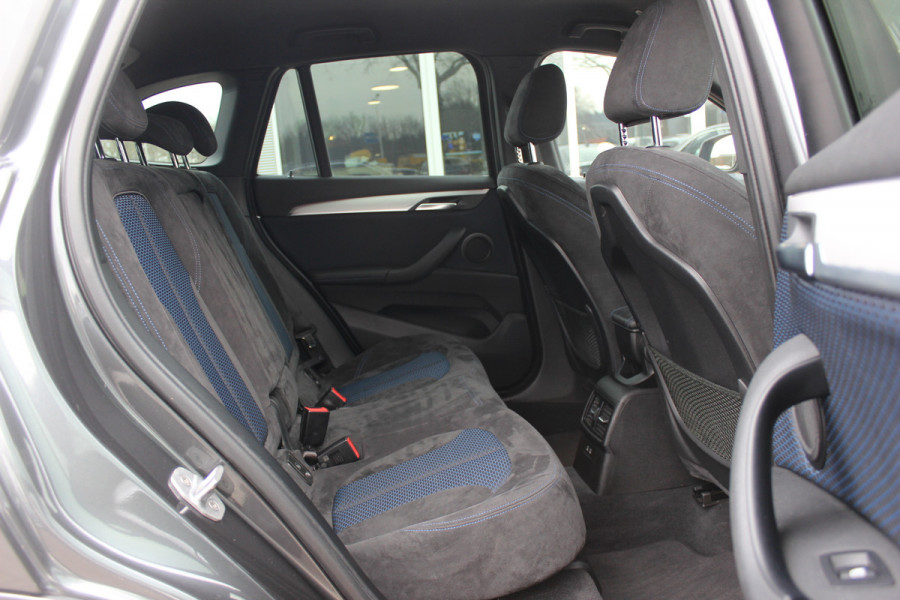 BMW X1 sDrive18i Executive Ed. M Sport / Trekhaak / Camera / Head-up / Alcantara / Navigatie / Sportstoelen / Getint glas / Cruise Control