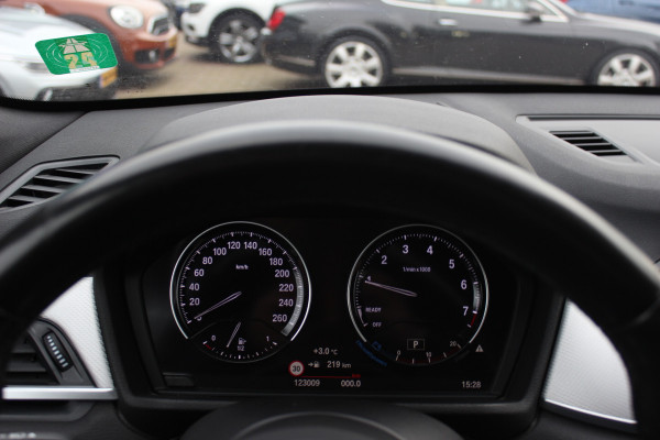 BMW X1 sDrive18i Executive Ed. M Sport / Trekhaak / Camera / Head-up / Alcantara / Navigatie / Sportstoelen / Getint glas / Cruise Control