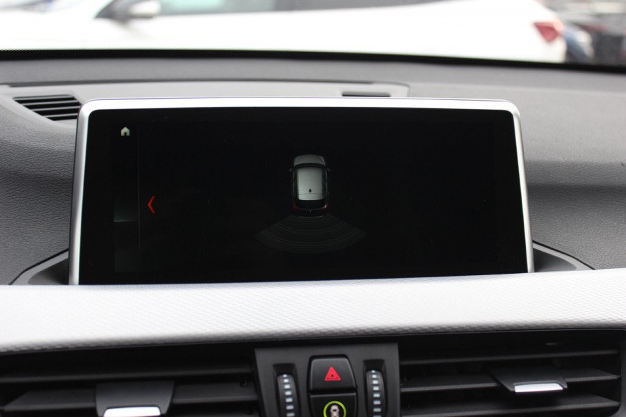 BMW X1 sDrive18i Executive Ed. M Sport / Trekhaak / Camera / Head-up / Alcantara / Navigatie / Sportstoelen / Getint glas / Cruise Control