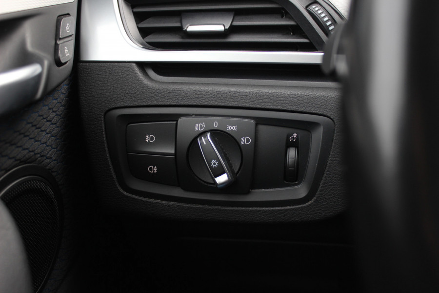BMW X1 sDrive18i Executive Ed. M Sport / Trekhaak / Camera / Head-up / Alcantara / Navigatie / Sportstoelen / Getint glas / Cruise Control