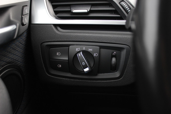 BMW X1 sDrive18i Executive Ed. M Sport / Trekhaak / Camera / Head-up / Alcantara / Navigatie / Sportstoelen / Getint glas / Cruise Control