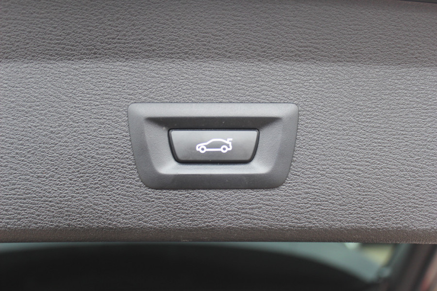 BMW X1 sDrive18i Executive Ed. M Sport / Trekhaak / Camera / Head-up / Alcantara / Navigatie / Sportstoelen / Getint glas / Cruise Control