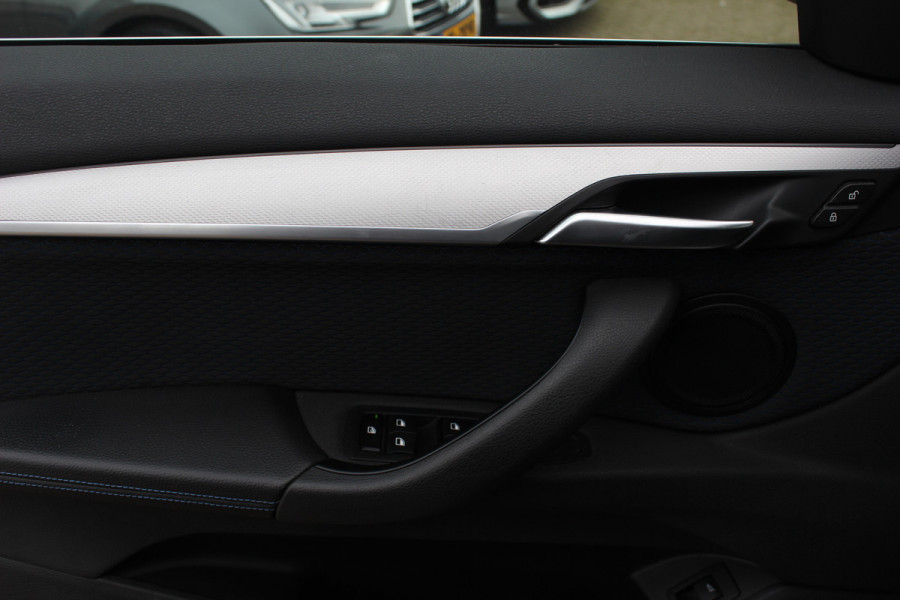 BMW X1 sDrive18i Executive Ed. M Sport / Trekhaak / Camera / Head-up / Alcantara / Navigatie / Sportstoelen / Getint glas / Cruise Control