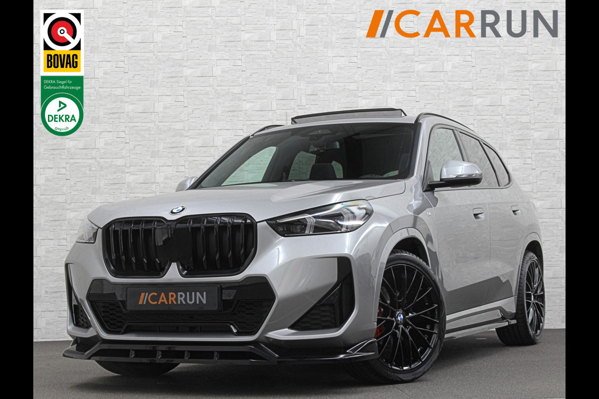 BMW X1 18i M-Sport Performance-Pack | Panorama | Sportstoelen | Carbon | Keyless-Entry | Sfeerverlichting | Achteruitrij-Camera | Carplay | Full-LED | Black-Optic | Getint Glas | Stoelverwarming | Draadloos Laden |