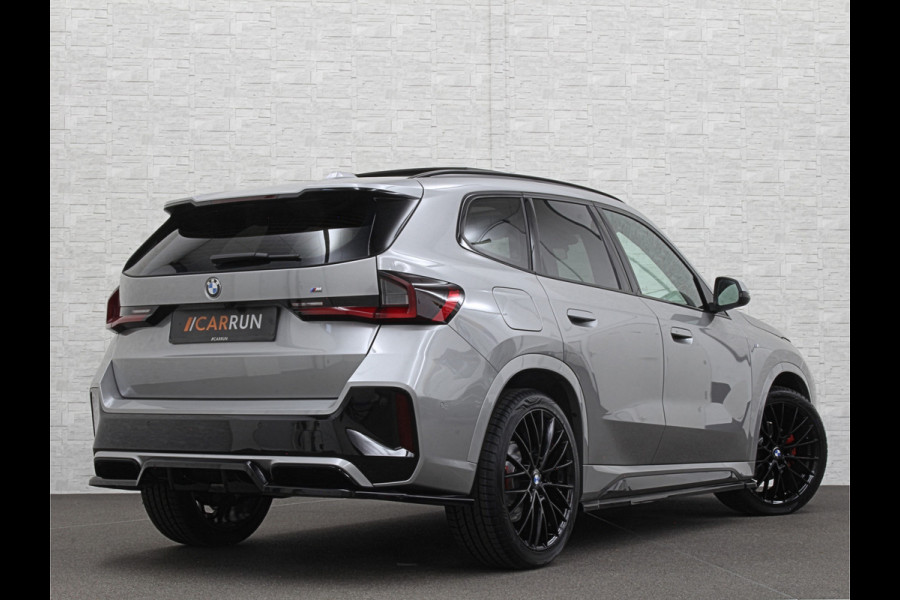 BMW X1 18i M-Sport Performance-Pack | Panorama | Sportstoelen | Carbon | Keyless-Entry | Sfeerverlichting | Achteruitrij-Camera | Carplay | Full-LED | Black-Optic | Getint Glas | Stoelverwarming | Draadloos Laden |