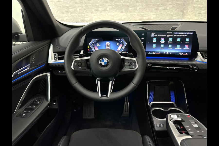 BMW X1 18i M-Sport Performance-Pack | Panorama | Sportstoelen | Carbon | Keyless-Entry | Sfeerverlichting | Achteruitrij-Camera | Carplay | Full-LED | Black-Optic | Getint Glas | Stoelverwarming | Draadloos Laden |