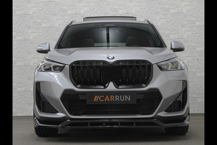 BMW X1 18i M-Sport Performance-Pack | Panorama | Sportstoelen | Carbon | Keyless-Entry | Sfeerverlichting | Achteruitrij-Camera | Carplay | Full-LED | Black-Optic | Getint Glas | Stoelverwarming | Draadloos Laden |