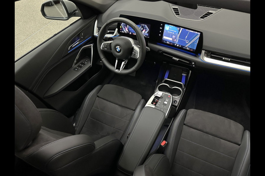 BMW X1 18i M-Sport Performance-Pack | Panorama | Sportstoelen | Carbon | Keyless-Entry | Sfeerverlichting | Achteruitrij-Camera | Carplay | Full-LED | Black-Optic | Getint Glas | Stoelverwarming | Draadloos Laden |
