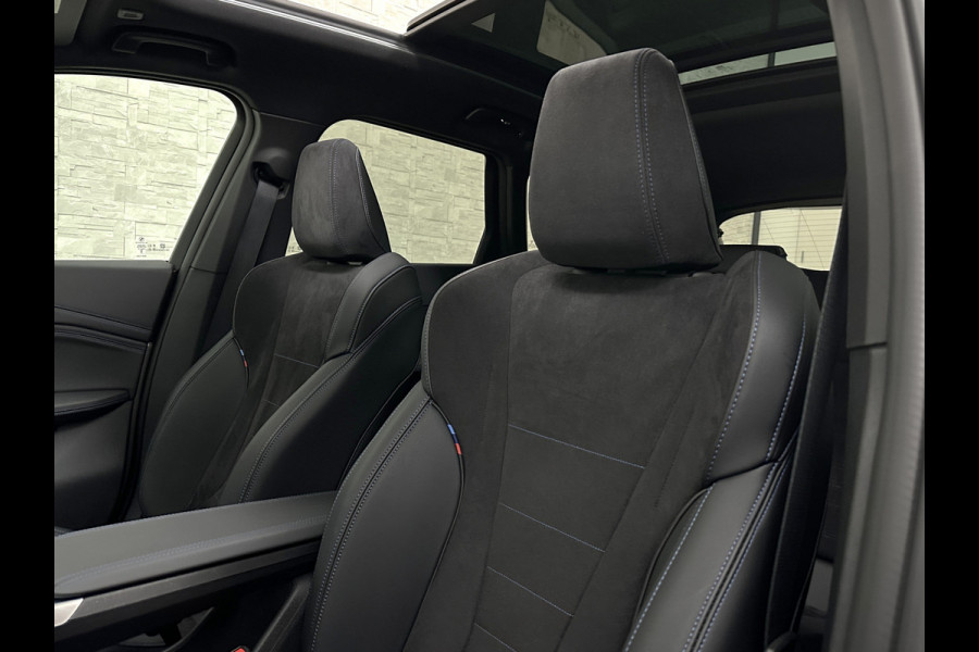 BMW X1 18i M-Sport Performance-Pack | Panorama | Sportstoelen | Carbon | Keyless-Entry | Sfeerverlichting | Achteruitrij-Camera | Carplay | Full-LED | Black-Optic | Getint Glas | Stoelverwarming | Draadloos Laden |