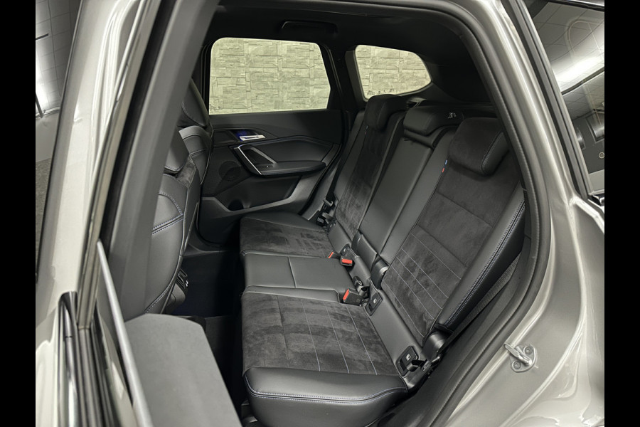 BMW X1 18i M-Sport Performance-Pack | Panorama | Sportstoelen | Carbon | Keyless-Entry | Sfeerverlichting | Achteruitrij-Camera | Carplay | Full-LED | Black-Optic | Getint Glas | Stoelverwarming | Draadloos Laden |