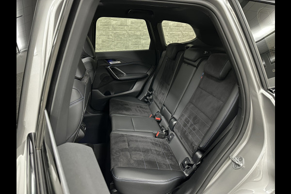 BMW X1 18i M-Sport Performance-Pack | Panorama | Sportstoelen | Carbon | Keyless-Entry | Sfeerverlichting | Achteruitrij-Camera | Carplay | Full-LED | Black-Optic | Getint Glas | Stoelverwarming | Draadloos Laden |