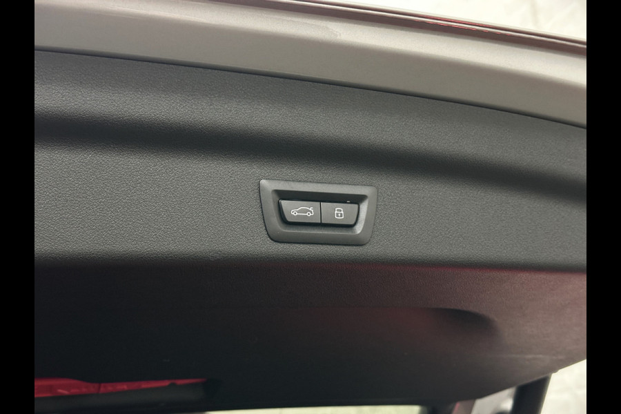 BMW X1 18i M-Sport Performance-Pack | Panorama | Sportstoelen | Carbon | Keyless-Entry | Sfeerverlichting | Achteruitrij-Camera | Carplay | Full-LED | Black-Optic | Getint Glas | Stoelverwarming | Draadloos Laden |