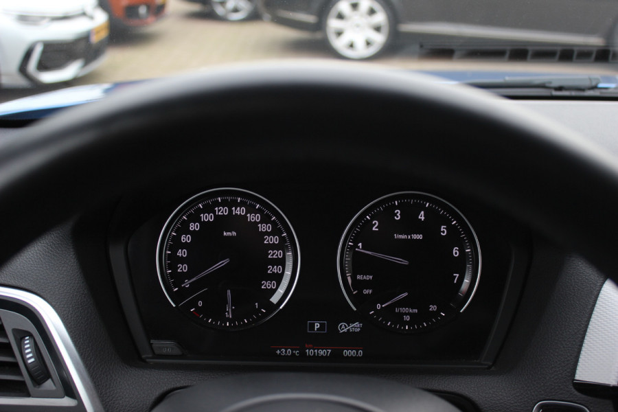 BMW 1-serie 118i Edition M Sport Shadow High Executive / Alcantara / Navigatie / Parkeerhulp V+A / 18'' / Stoelverwarming / Cruise Control