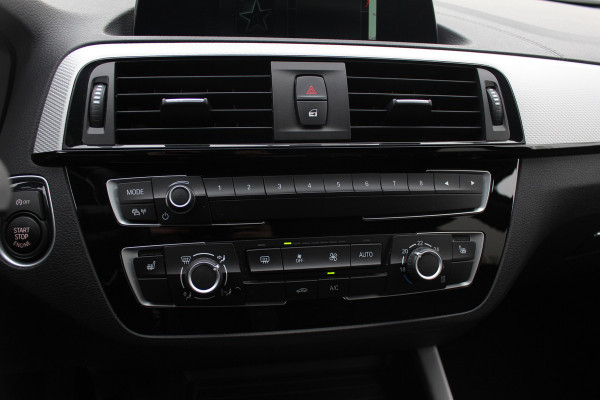 BMW 1-serie 118i Edition M Sport Shadow High Executive / Alcantara / Navigatie / Parkeerhulp V+A / 18'' / Stoelverwarming / Cruise Control