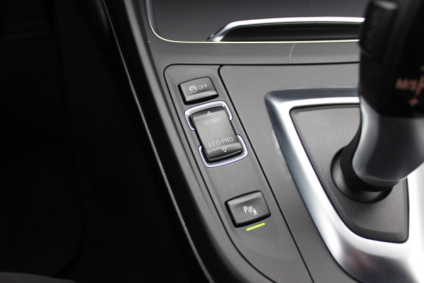 BMW 1-serie 118i Edition M Sport Shadow High Executive / Alcantara / Navigatie / Parkeerhulp V+A / 18'' / Stoelverwarming / Cruise Control