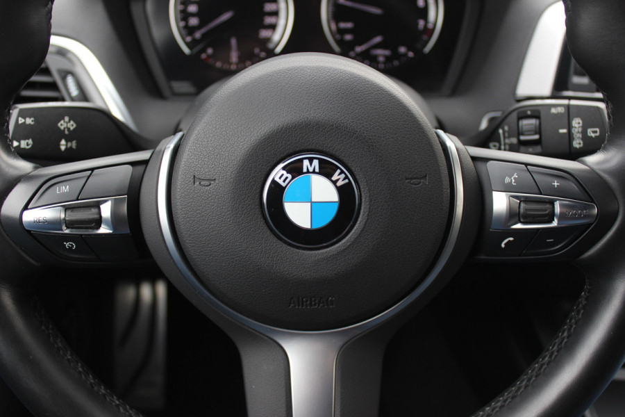 BMW 1-serie 118i Edition M Sport Shadow High Executive / Alcantara / Navigatie / Parkeerhulp V+A / 18'' / Stoelverwarming / Cruise Control