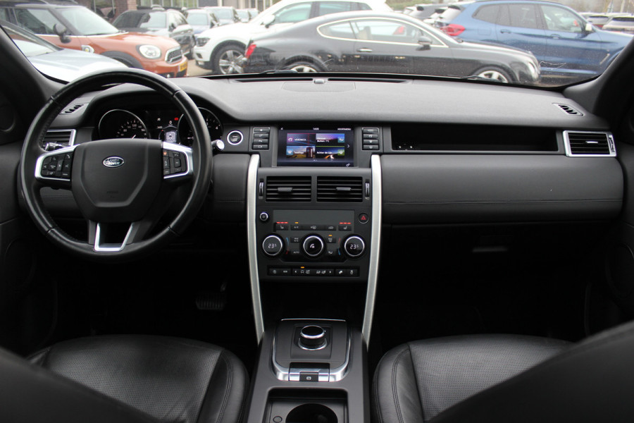 Land Rover Discovery Sport 2.0 TD4 Urban Series SE Dynamic / Trekhaak / Panoramadak / Camera / Leder / 19'' / Meridian / Navigatie / Stuur+Stoelverwarming / Cruise Control