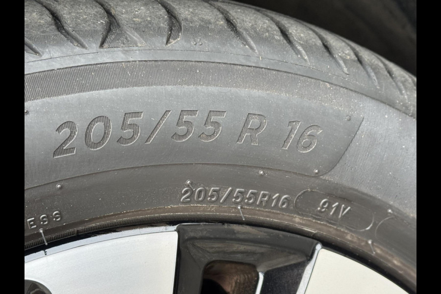 Citroën C3 1.2 PureTech Shine Pack - AUTOMAAT I Navigatie / Apple CarPlay I Airco I Sport velgen I PDC I