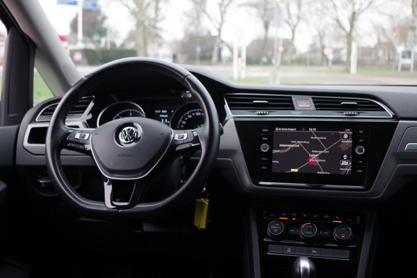 Volkswagen Touran 1.6 TDI Automaat 116 PK SCR Comfortline BNS, Trekhaak, Adap. Cruise Control, Massage, Camera