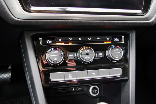 Volkswagen Touran 1.6 TDI Automaat 116 PK SCR Comfortline BNS, Trekhaak, Adap. Cruise Control, Massage, Camera