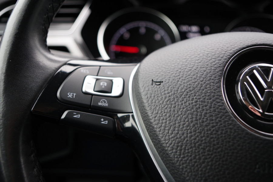 Volkswagen Touran 1.6 TDI Automaat 116 PK SCR Comfortline BNS, Trekhaak, Adap. Cruise Control, Massage, Camera