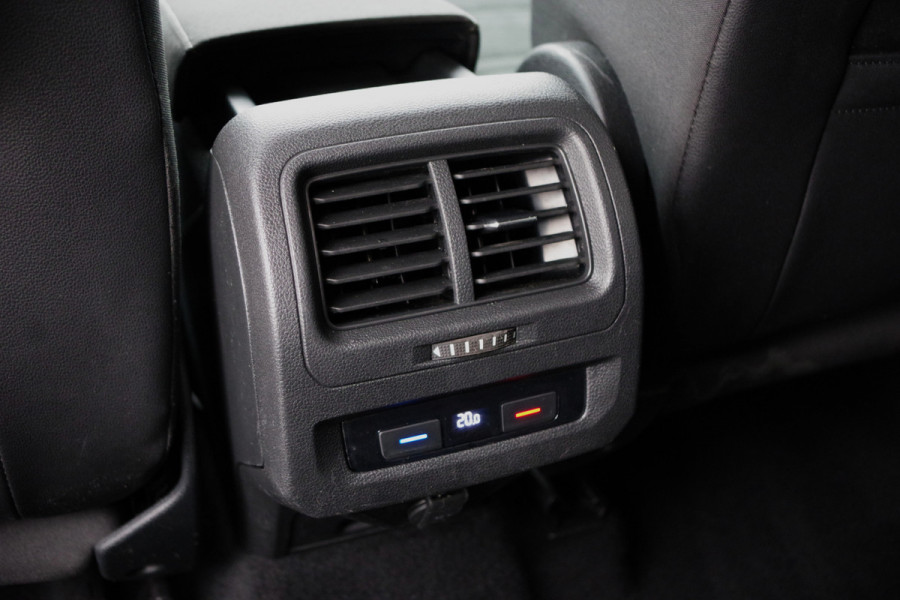 Volkswagen Touran 1.6 TDI Automaat 116 PK SCR Comfortline BNS, Trekhaak, Adap. Cruise Control, Massage, Camera