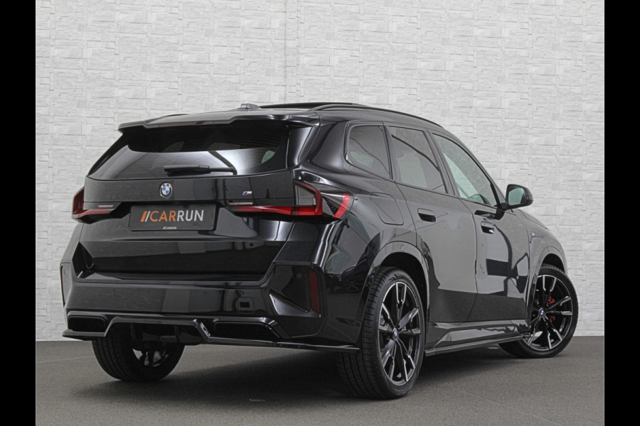 BMW X1 18i M-Sport Performance-Pack | Panorama | Sportstoelen | Carbon | Keyless-Entry | Sfeerverlichting | Achteruitrij-Camera | 5x op voorraad | Carplay | Full-LED | Black-Optic | Getint Glas | Stoelverwarming | Draadloos Laden |