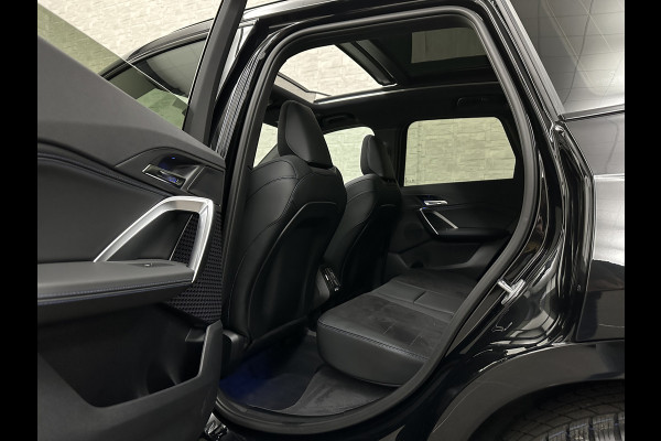 BMW X1 18i M-Sport Performance-Pack | Panorama | Sportstoelen | Carbon | Keyless-Entry | Sfeerverlichting | Achteruitrij-Camera | 5x op voorraad | Carplay | Full-LED | Black-Optic | Getint Glas | Stoelverwarming | Draadloos Laden |