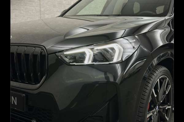 BMW X1 18i M-Sport Performance-Pack | Panorama | Sportstoelen | Carbon | Keyless-Entry | Sfeerverlichting | Achteruitrij-Camera | 5x op voorraad | Carplay | Full-LED | Black-Optic | Getint Glas | Stoelverwarming | Draadloos Laden |