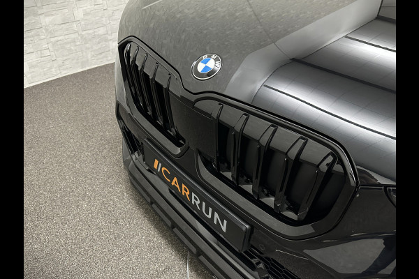 BMW X1 18i M-Sport Performance-Pack | Panorama | Sportstoelen | Carbon | Keyless-Entry | Sfeerverlichting | Achteruitrij-Camera | 5x op voorraad | Carplay | Full-LED | Black-Optic | Getint Glas | Stoelverwarming | Draadloos Laden |