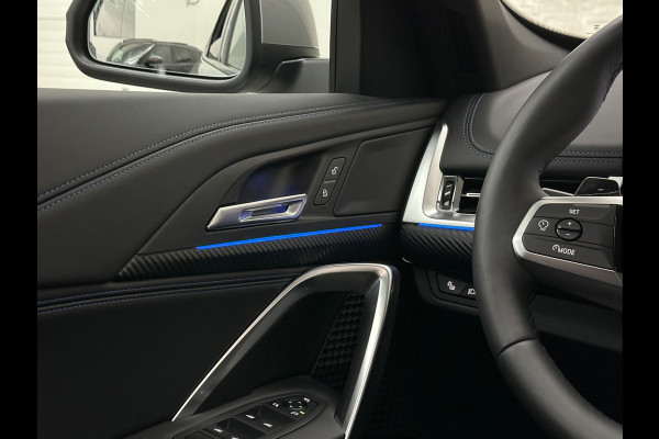 BMW X1 18i M-Sport Performance-Pack | Panorama | Sportstoelen | Carbon | Keyless-Entry | Sfeerverlichting | Achteruitrij-Camera | 5x op voorraad | Carplay | Full-LED | Black-Optic | Getint Glas | Stoelverwarming | Draadloos Laden |