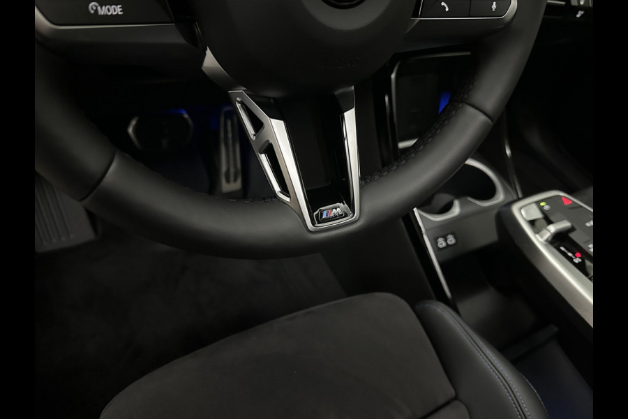 BMW X1 18i M-Sport Performance-Pack | Panorama | Sportstoelen | Carbon | Keyless-Entry | Sfeerverlichting | Achteruitrij-Camera | 5x op voorraad | Carplay | Full-LED | Black-Optic | Getint Glas | Stoelverwarming | Draadloos Laden |