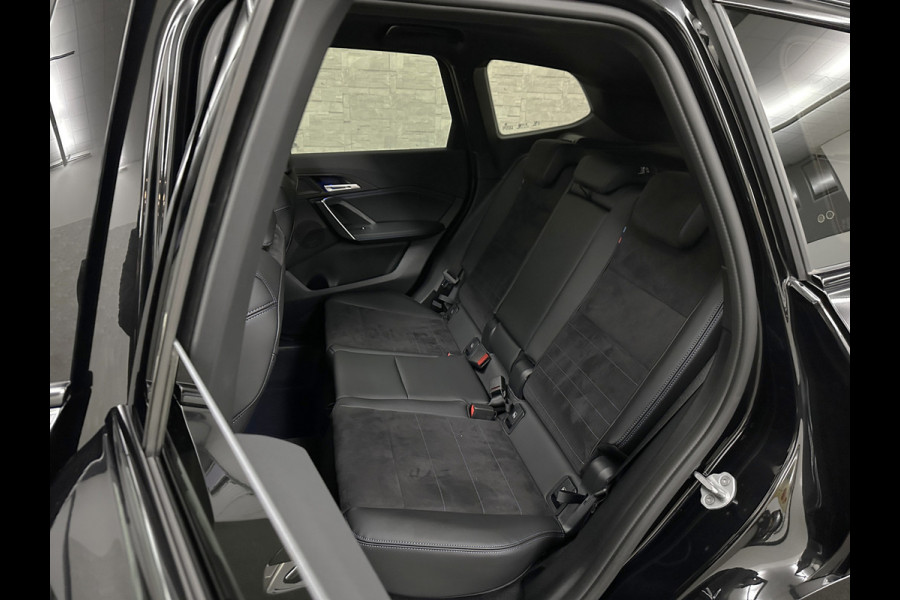 BMW X1 18i M-Sport Performance-Pack | Panorama | Sportstoelen | Carbon | Keyless-Entry | Sfeerverlichting | Achteruitrij-Camera | 5x op voorraad | Carplay | Full-LED | Black-Optic | Getint Glas | Stoelverwarming | Draadloos Laden |