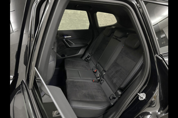 BMW X1 18i M-Sport Performance-Pack | Panorama | Sportstoelen | Carbon | Keyless-Entry | Sfeerverlichting | Achteruitrij-Camera | 5x op voorraad | Carplay | Full-LED | Black-Optic | Getint Glas | Stoelverwarming | Draadloos Laden |