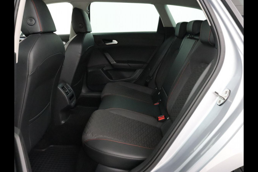 Seat Leon 1.4 e-Hybrid FR Business | Trekhaak | Stoelverwarming | Camera | Adaptive cruise | Full LED | Sportstoelen | Park Assist | Sfeerverlichting | Stuurverwarming | PHEV | Plug In