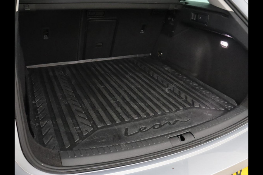 Seat Leon 1.4 e-Hybrid FR Business | Trekhaak | Stoelverwarming | Camera | Adaptive cruise | Full LED | Sportstoelen | Park Assist | Sfeerverlichting | Stuurverwarming | PHEV | Plug In