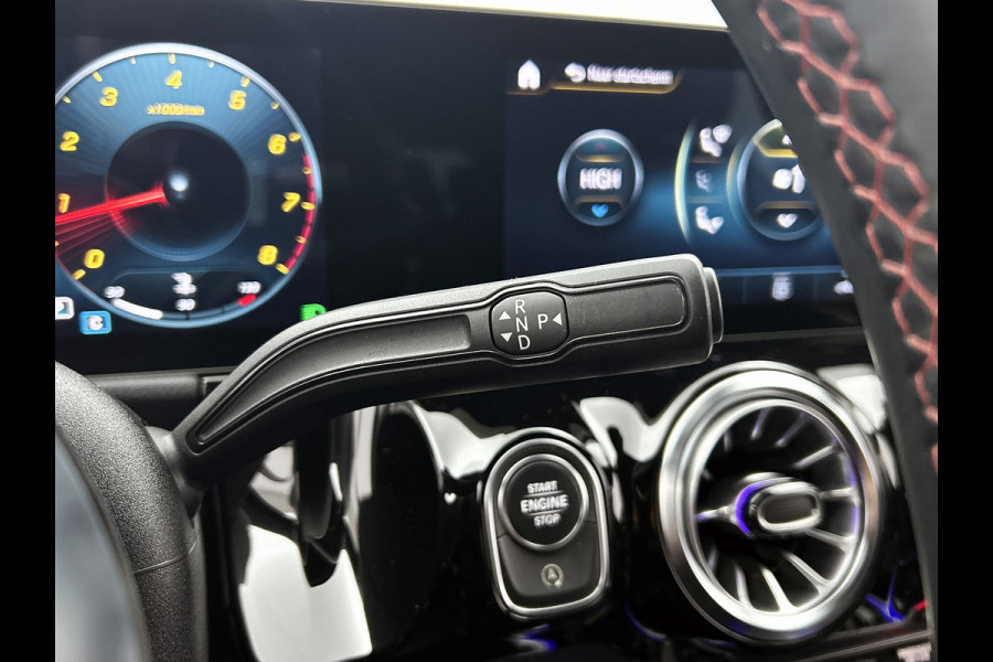 Mercedes-Benz GLA 200 Business Solution AMG 5 spaaks lichtmetalen velgen | Navigatie | MBUX wide screen | Parking support met camera achter | Trekhaak | Inclusief 24 maanden MB Certified garantie voor Europa.