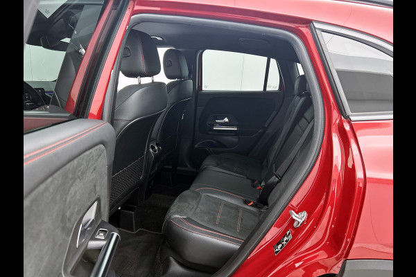 Mercedes-Benz GLA 200 Business Solution AMG 5 spaaks lichtmetalen velgen | Navigatie | MBUX wide screen | Parking support met camera achter | Trekhaak | Inclusief 24 maanden MB Certified garantie voor Europa.